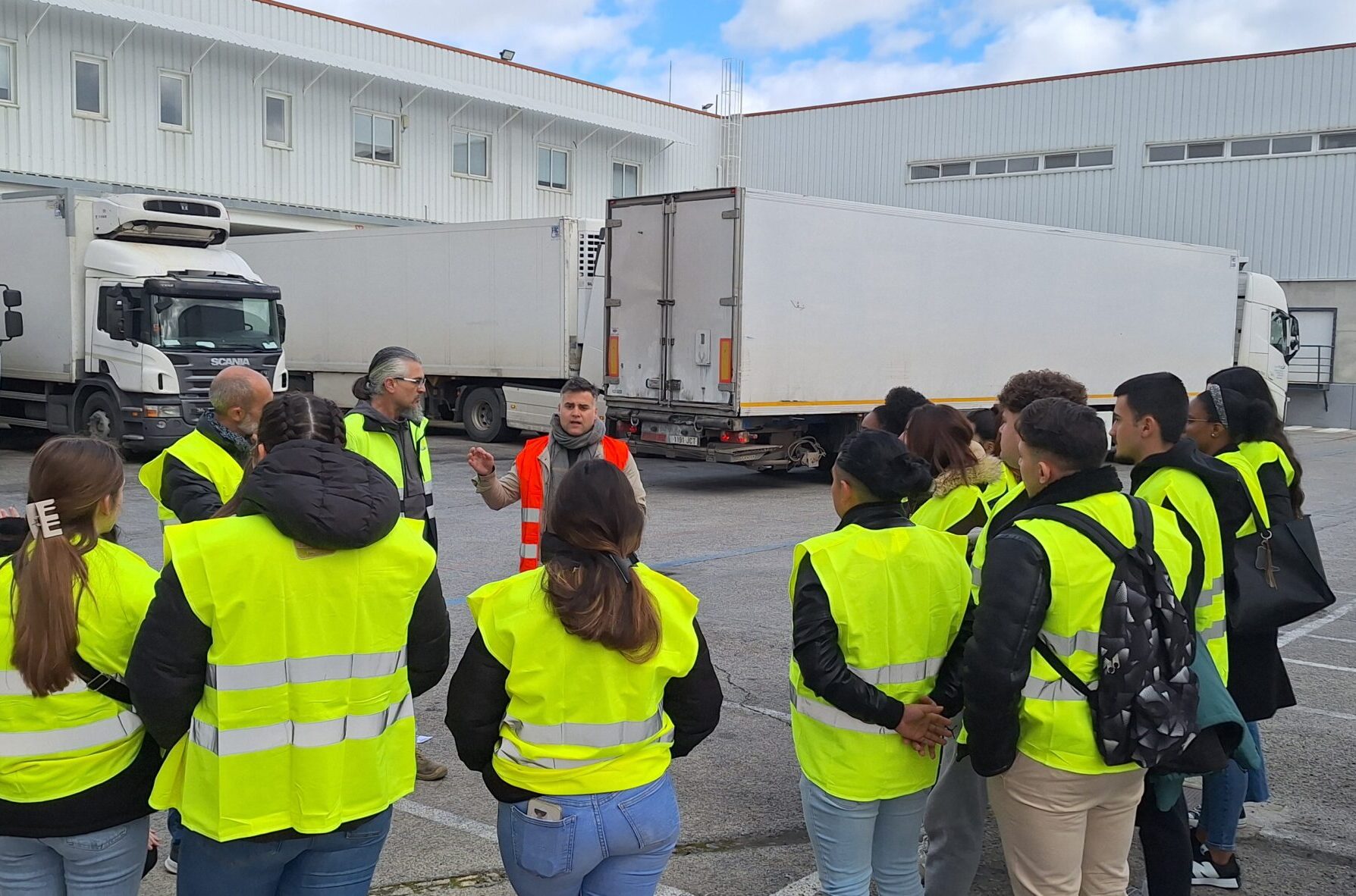 Alumnos visitan el centro logístico de Día en Jaén.
